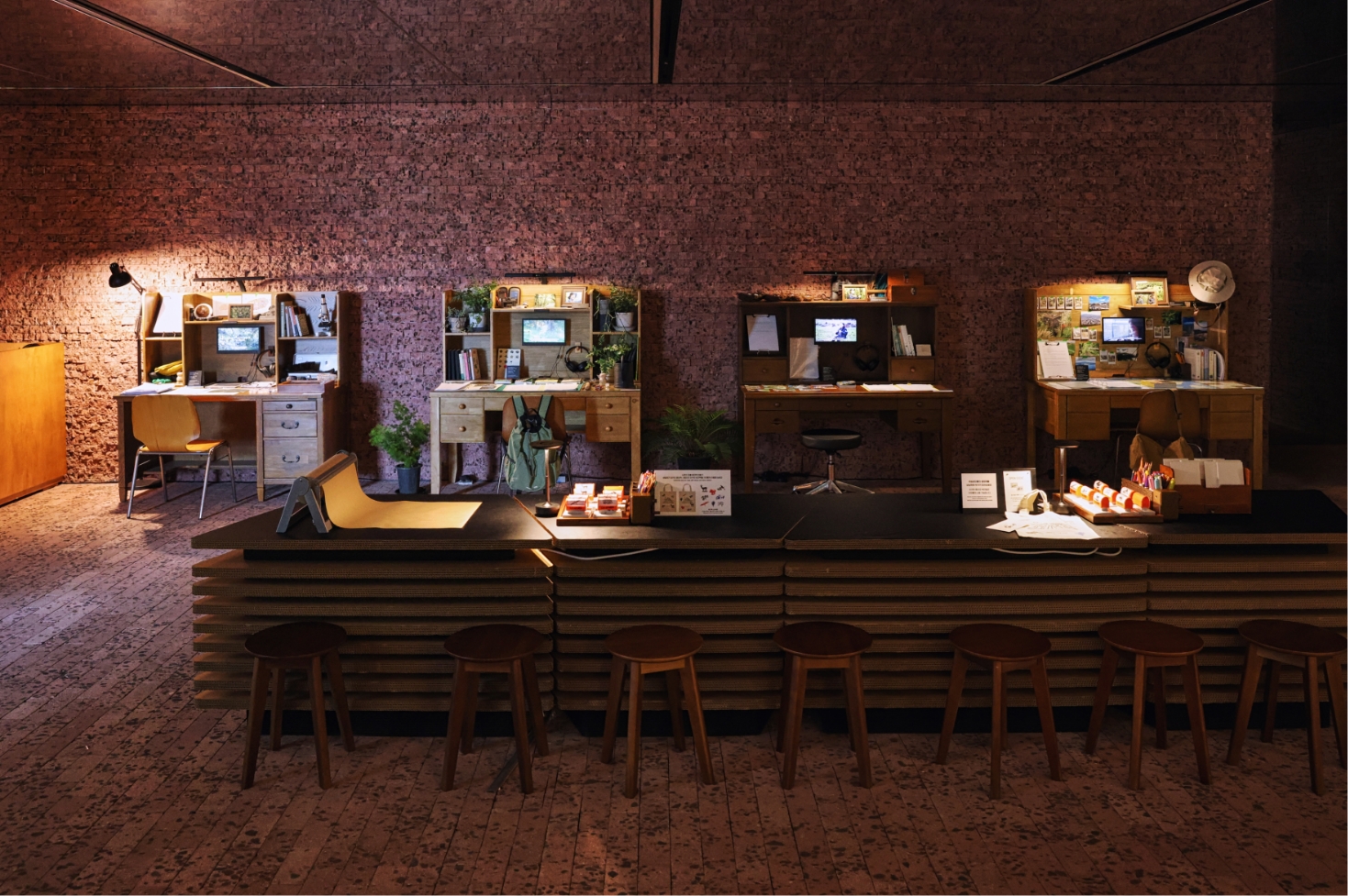 Exhibitions that awaken ecological sensibilities Eoseungsaeng Oreum, walking through nature @innisfree jeju house 어승생오름, 자연을 걷다 展 @이니스프리 제주하우스 24_112_03