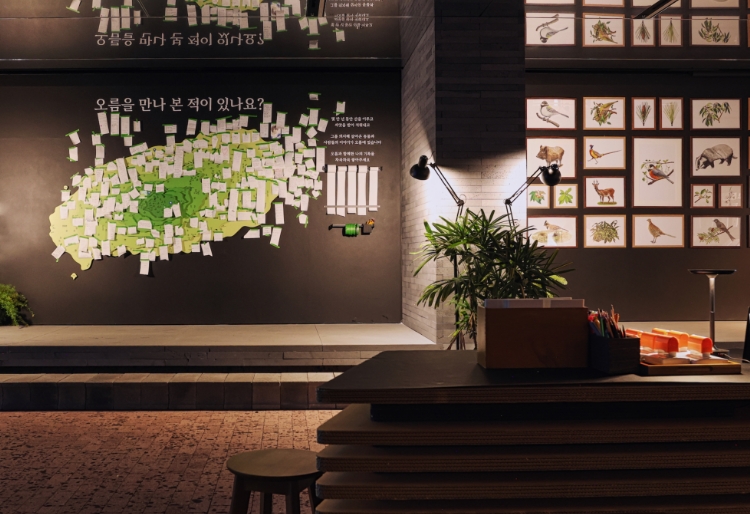Exhibitions that awaken ecological sensibilities Eoseungsaeng Oreum, walking through nature @innisfree jeju house 어승생오름, 자연을 걷다 展 @이니스프리 제주하우스 mob_24_112_10_sld_00