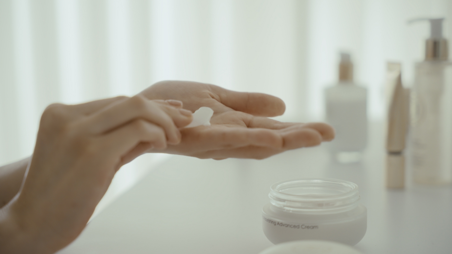 HOLITUAL ULTRA NOURISHING advanced cream 시간의 흔적을 이겨내는 고귀한 힘, 울트라 너리싱 어드밴스드 크림 24_120_00_00_da2_01